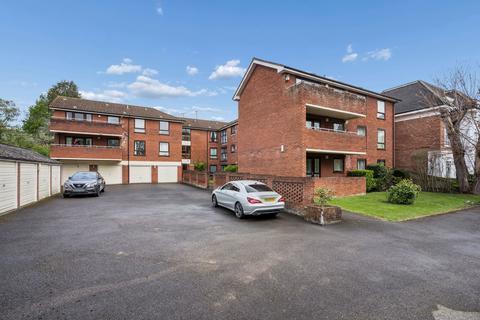 2 bed property, in Green Lane, £350,000