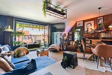 2 bed property, in Sir Henry Brackenbury Road, £265,000
