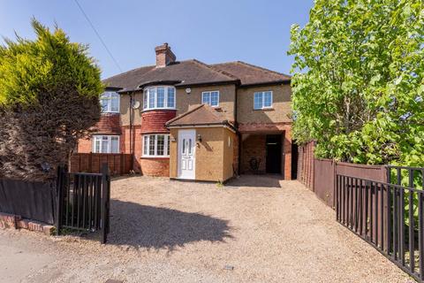 5 bed property, in Courthouse Road, £775,000