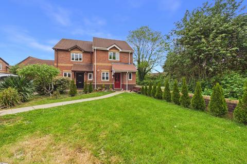 2 bed property, in Magnolia Close, £245,000