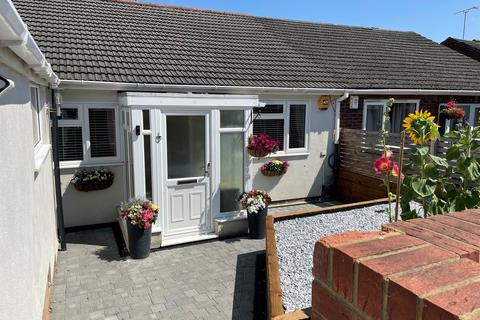 2 bed property, in Chalton Heights, £400,000