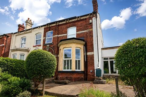 6 bed property, in Lidgett Lane, £475,000