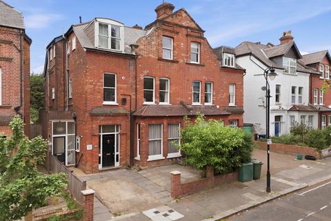 1 bed property, in Avenue Gardens, £400,000