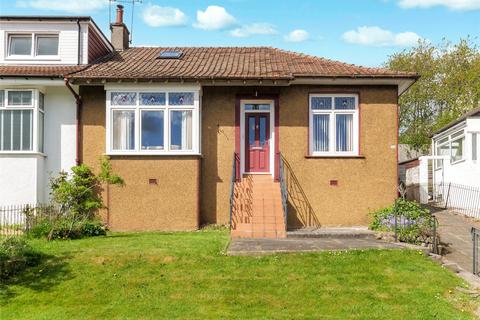 2 bed property, in Kings Park Avenue, £225,000