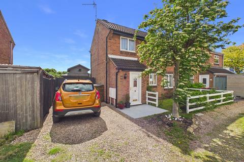 2 bed property, in Spa Close, £180,000