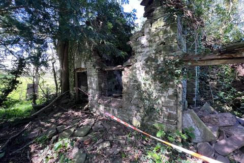 Land, in Tiptoe Lane, £35,000