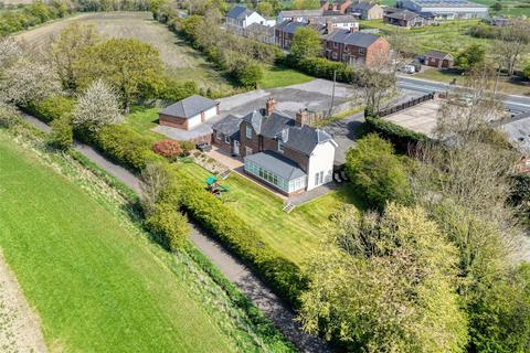 3 bed property, in Station Houses, £595,000