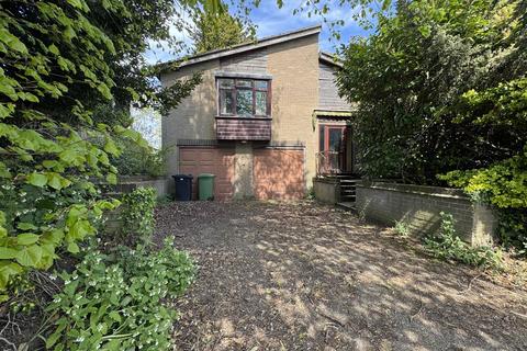 3 bed property, in Old High Road, £200,000