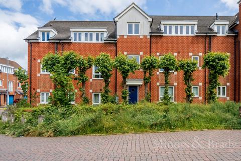 2 bed property, in Crome Road, £140,000