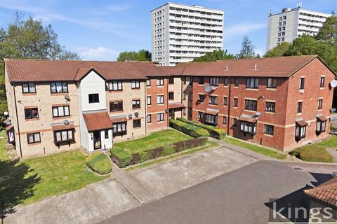 1 bed property, in Magpie Close, £185,000