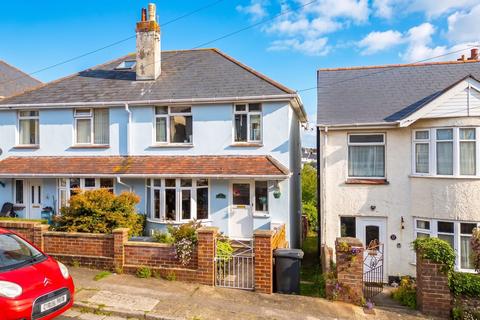 3 bed property, in Barnfield Road, £235,000