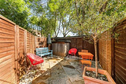 2 bed property, in Bollo Lane, £725,000