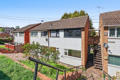2 bed property, in Chesterfield Court, £100,000