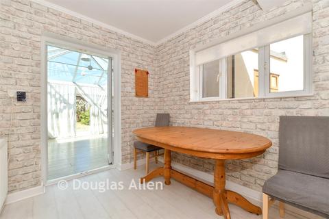 3 bed property, in Hall Crescent, £450,000
