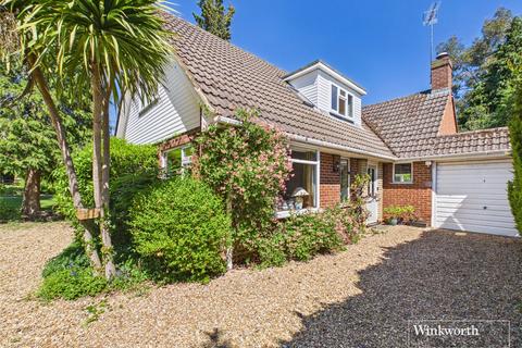 3 bed property, in Orchard Close, £900,000