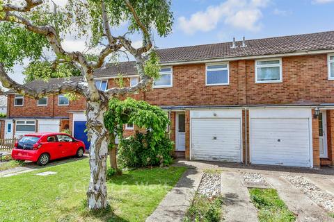 2 bed property, in Brook Gardens, £300,000