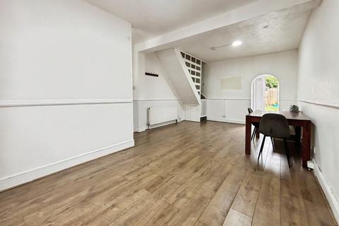 2 bed property, in Kingsland Road, £400,000