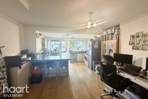 2 bed property, in Haydon Road, £290,000