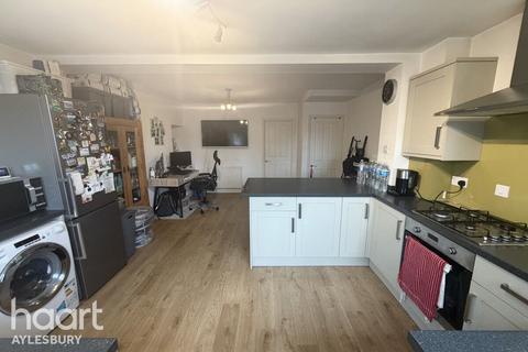 2 bed property, in Haydon Road, £290,000