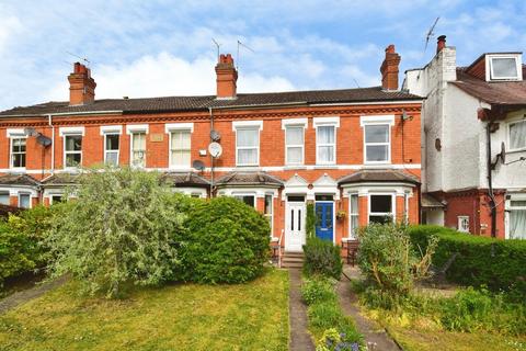 2 bed property, in Lavender Road, £300,000