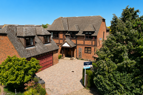 4 bed property, in Ashby Court, £800,000