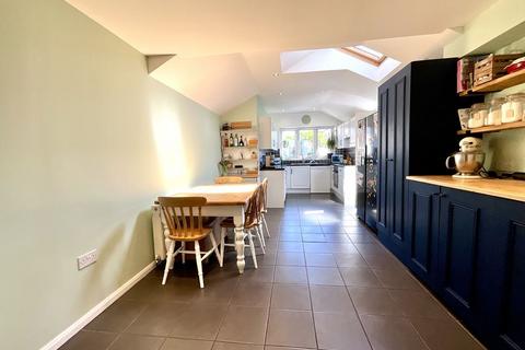 2 bed property, in Cleveland Road, £300,000