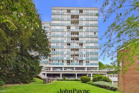 2 bed property, in Kenilworth Court, £155,000