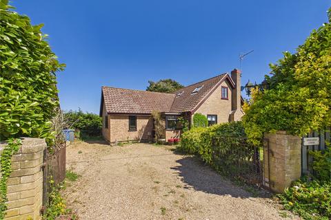 4 bed property, in Main Road, £450,000