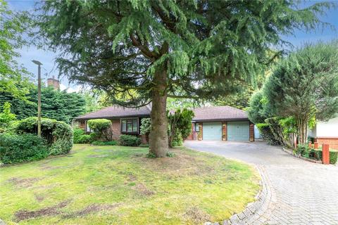 3 bed property, in Rowsham Dell, £700,000
