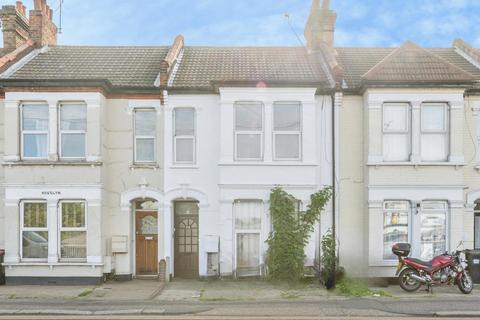 2 bed property, in Sutton Road, £150,000
