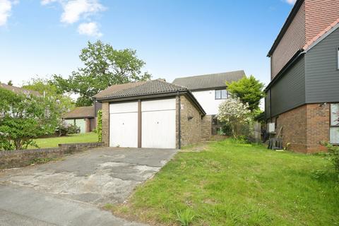 4 bed property, in Kynance Close, £725,000