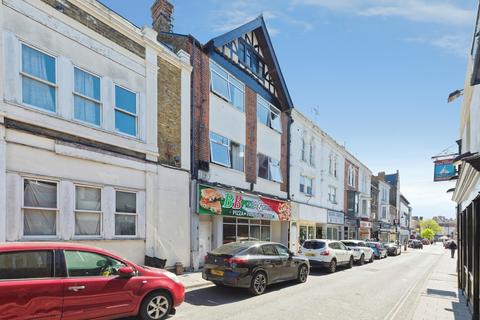 1 bed property, in King Street, £80,000