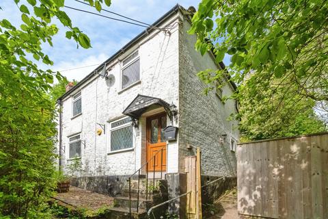 2 bed property, in Tower Hill, £240,000