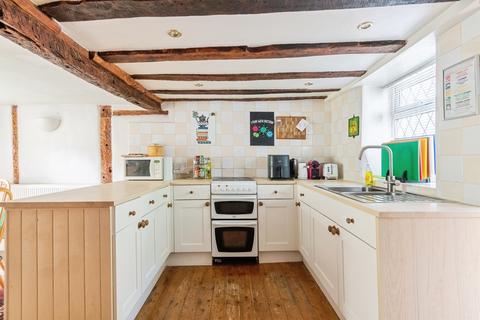 2 bed property, in Tower Hill, £200,000