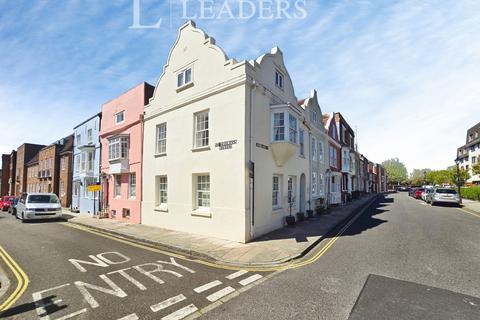 2 bed property, in Lombard Street, £450,000