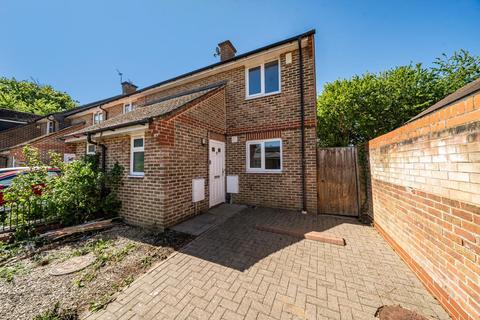 2 bed property, in Falcon Close, £300,000