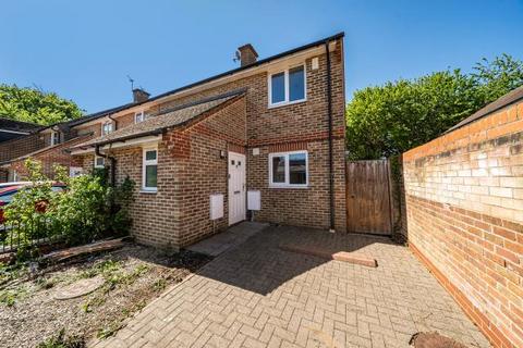 2 bed property, in Falcon Close, £300,000