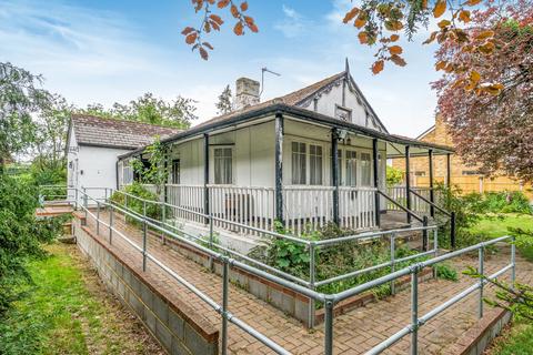 3 bed property, in Towpath, £900,000