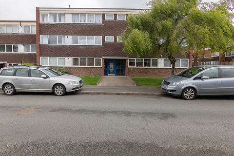 2 bed property, in Cedarhurst, £135,000