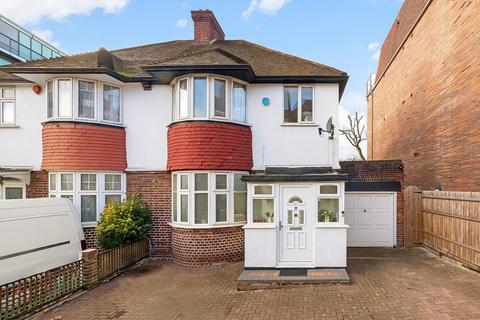 3 bed property, in Dog Kennel Hill, £1,150,000