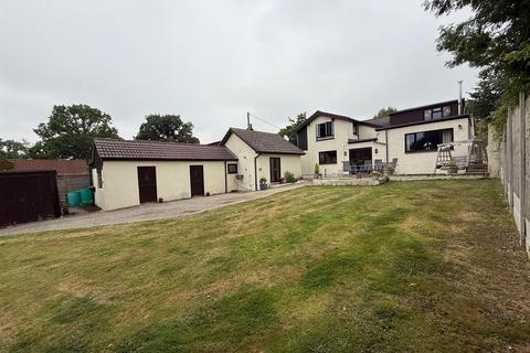 6 bed property, in Dolmans Hill, £825,000