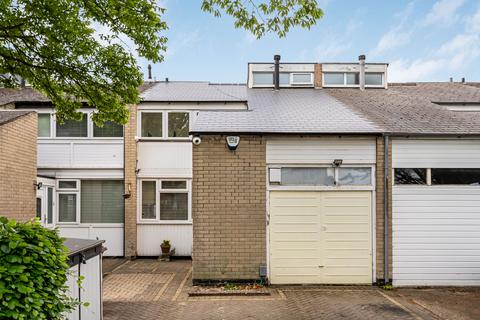 3 bed property, in Daniells, £495,000