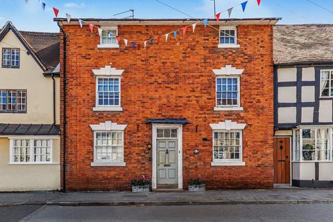 2 bed property, in Henley Street, £180,000