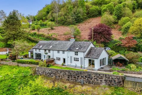 3 bed property, in Llanfyllin, £400,000