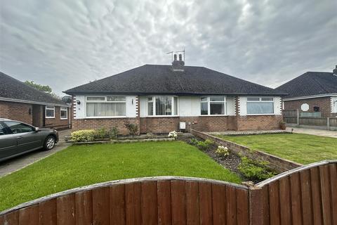 2 bed property, in Spencers Drive, £215,000