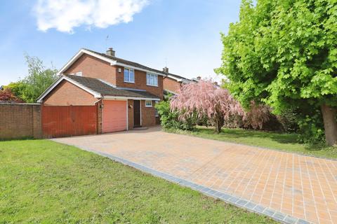 3 bed property, in Richmond Drive, £320,000