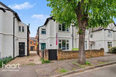 3 bed property, in Carnarvon Road, £325,000