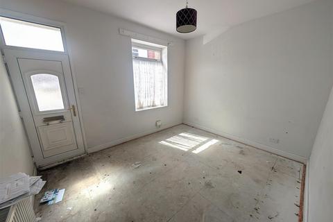 2 bed property, in Durham Street, £75,000