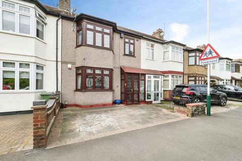 3 bed property, in Globe Road, £450,000