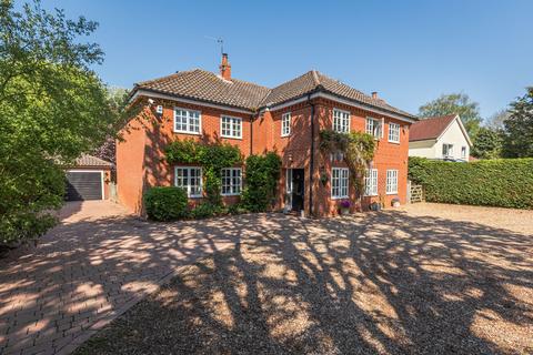 5 bed property, in Space and Privacy in Tasburgh, £975,000